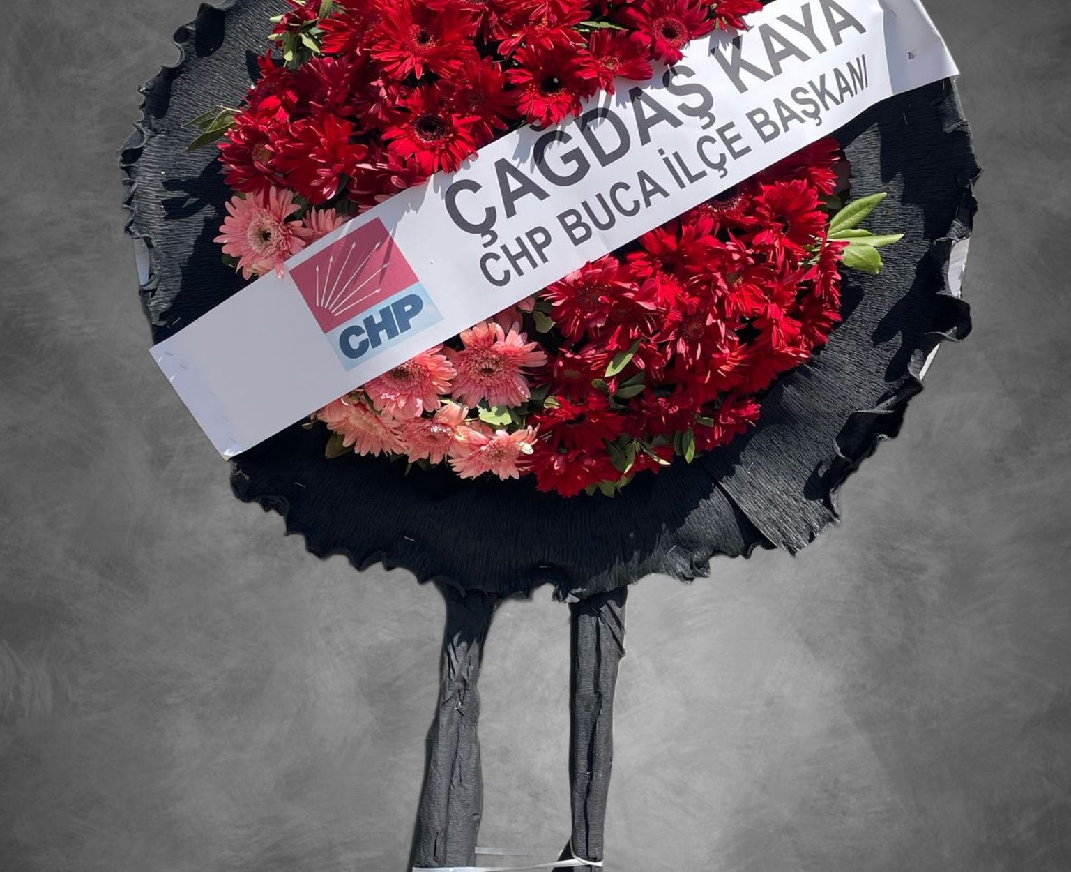 CENAZE-MERASİM CANLI PEMBE-KIRMIZI GERBERA  ÇELENK