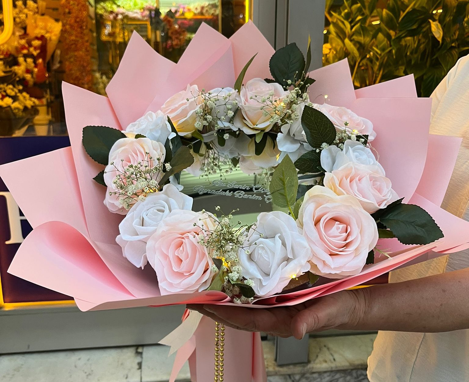 Trend Yapay Pembe Beyaz Gül Ledli Ayna Buketi