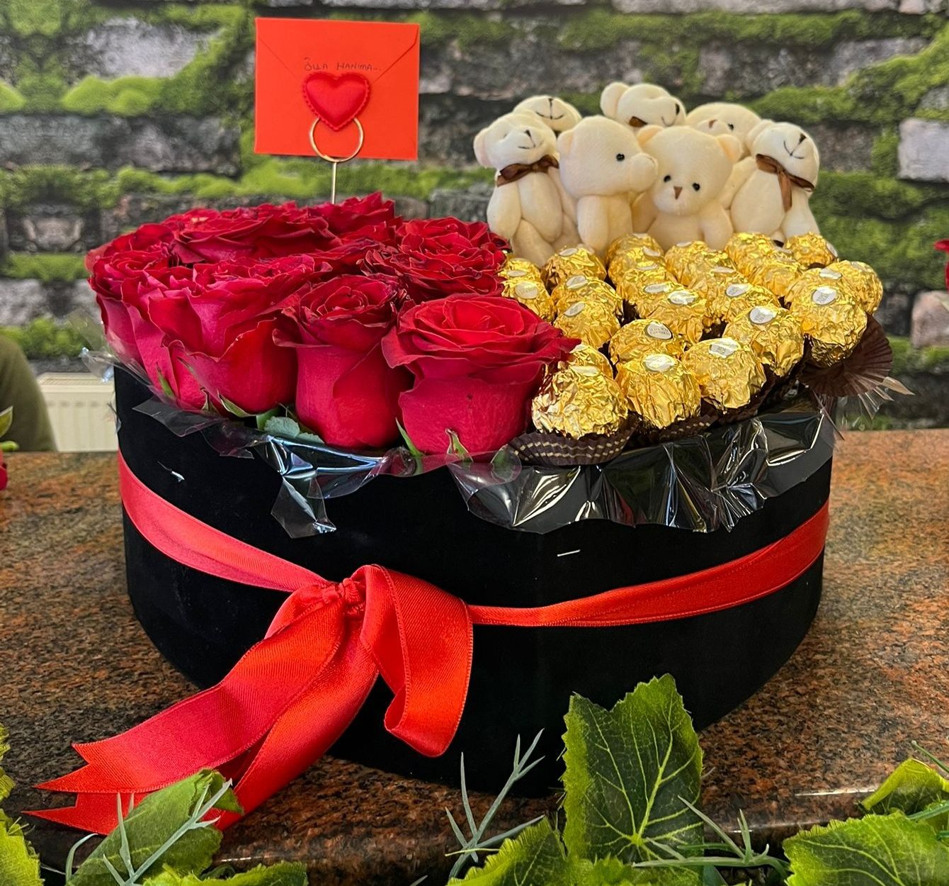 🌹Mega Boy Premium Siyah Kadife Kutuda Gül & Çikolata Seti – Aşkın En Lüks Hali