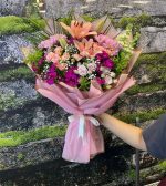 💐 Lila & Pembe Aşk Buketi – Zarafetin Üçgen Formu 🌸✨ - Görsel 3