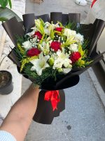 Büyük Boy Siyah Sarım Solidaslı Lilyum&Kırmızı Gül&Beyaz Gül Buketi