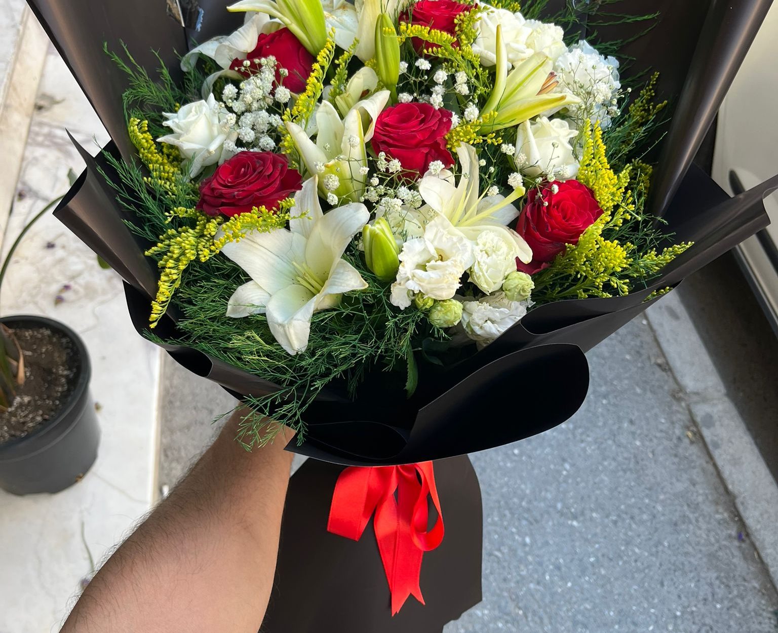 Büyük Boy Siyah Sarım Solidaslı Lilyum&Kırmızı Gül&Beyaz Gül Buketi