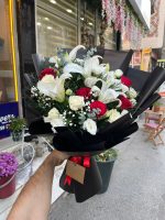 Büyük Boy Siyah Sarım Lilyum&Kırmızı Gül&Beyaz Gül Buketi - Görsel 4
