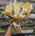 🌸 Kraft Kağıtta Beyaz Lilyum ve Cipso Buketi