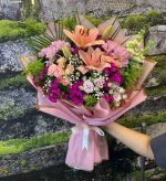 💐 Lila & Pembe Aşk Buketi – Zarafetin Üçgen Formu 🌸✨