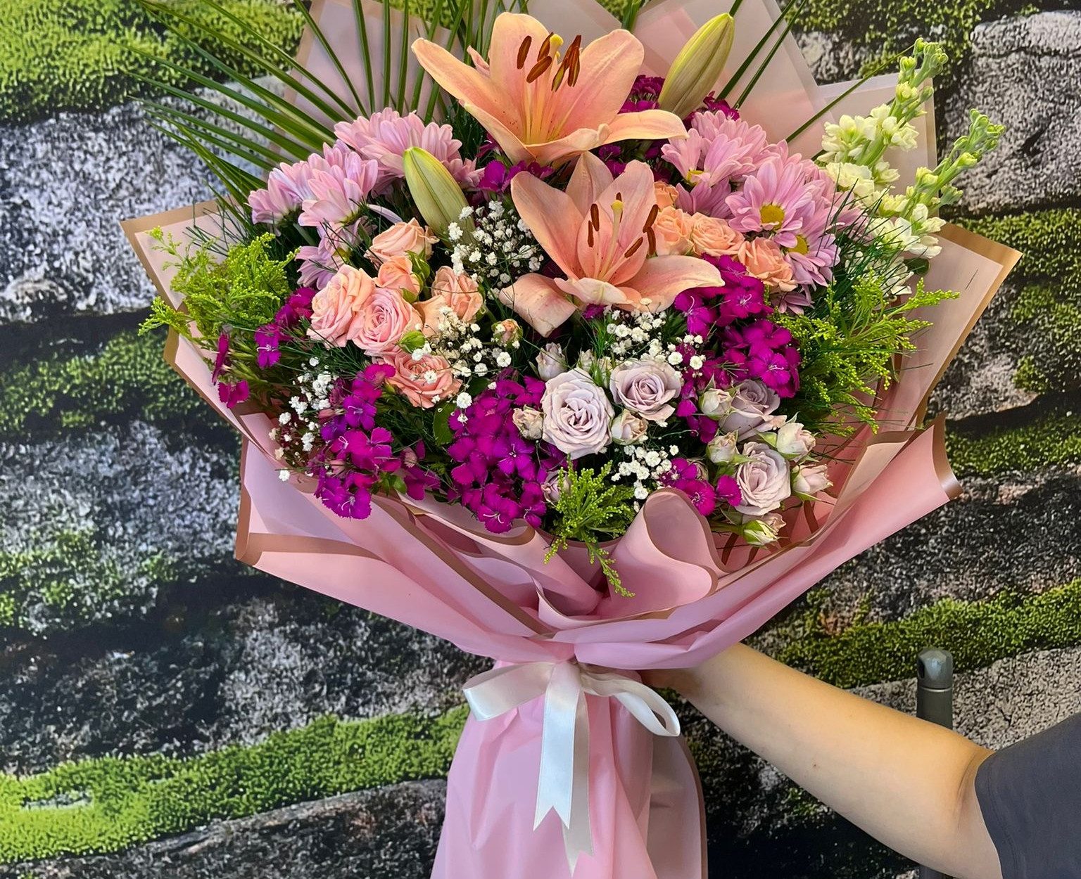 💐 Lila & Pembe Aşk Buketi – Zarafetin Üçgen Formu 🌸✨