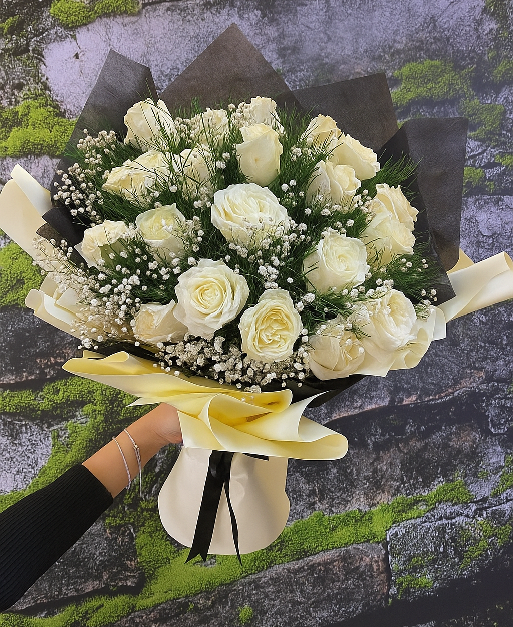 🤍 21 Beyaz Gül Üçgen Tasarım Buket – Saf Sevginin Zarif Hali 🌿