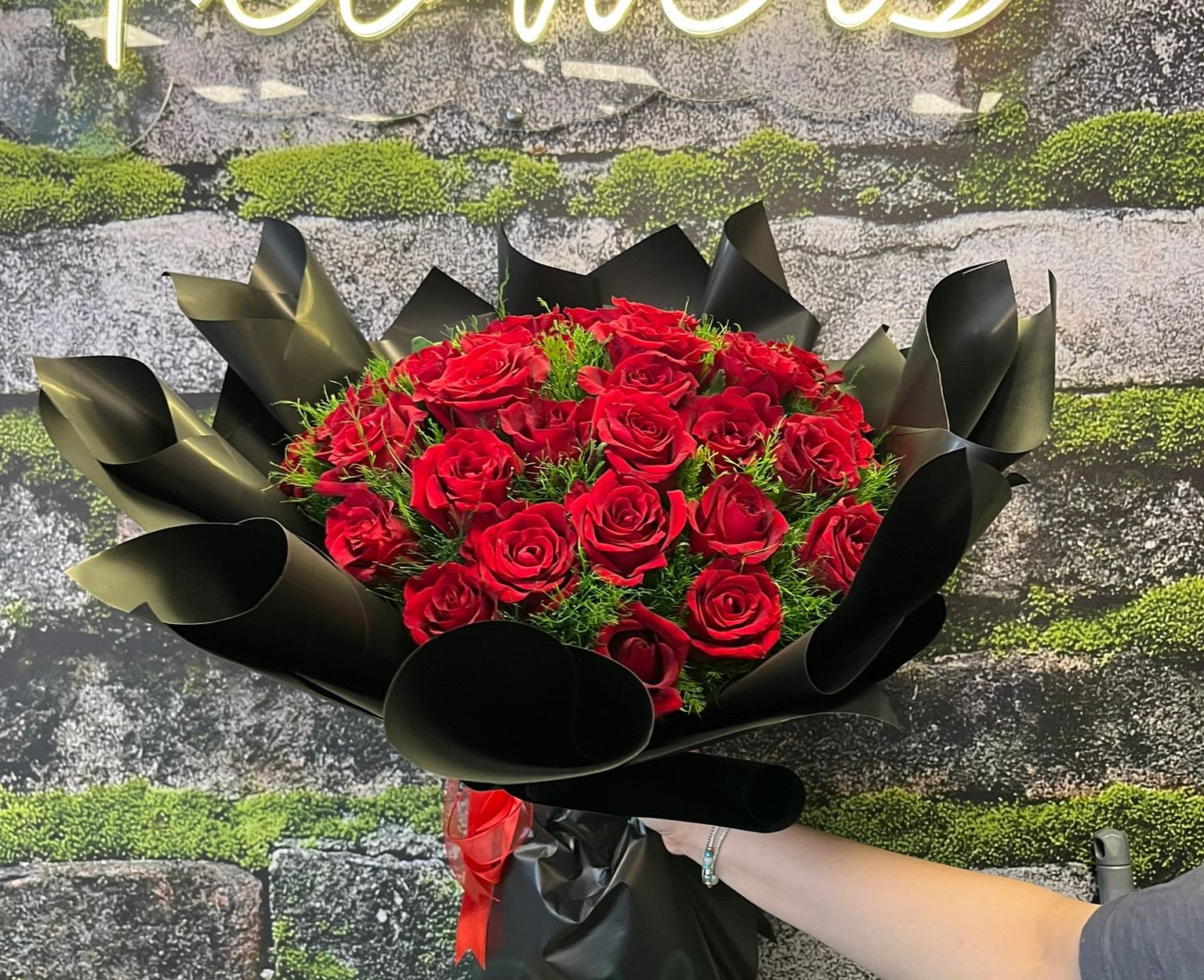 41'Li Siyah Sarım Deluxe Kırmızı Gül Buketi