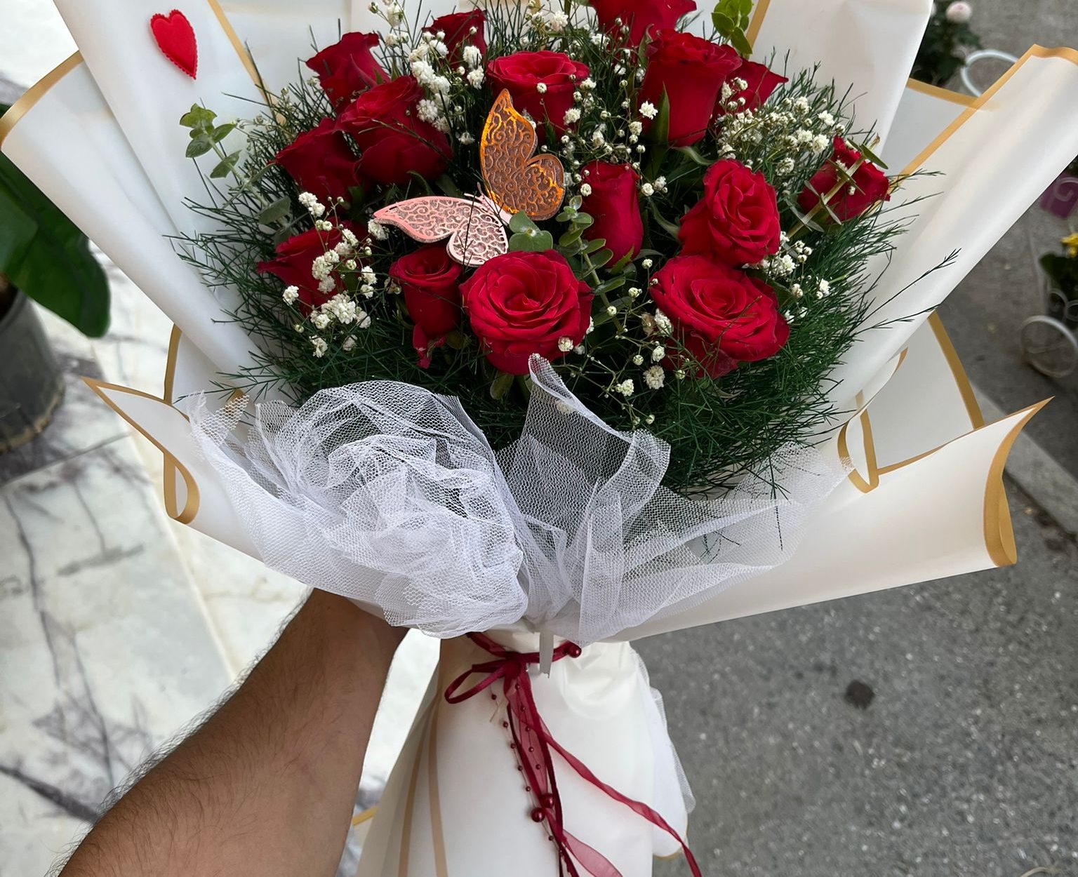 15'Li Beyaz Tüllü Kırmızı Gül Buketi
