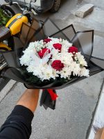 🦋 5 Kırmızı Güllü Beyaz Kasımpatı Buketi – Zarif ve Romantik Tasarım 🤍✨ - Görsel 2