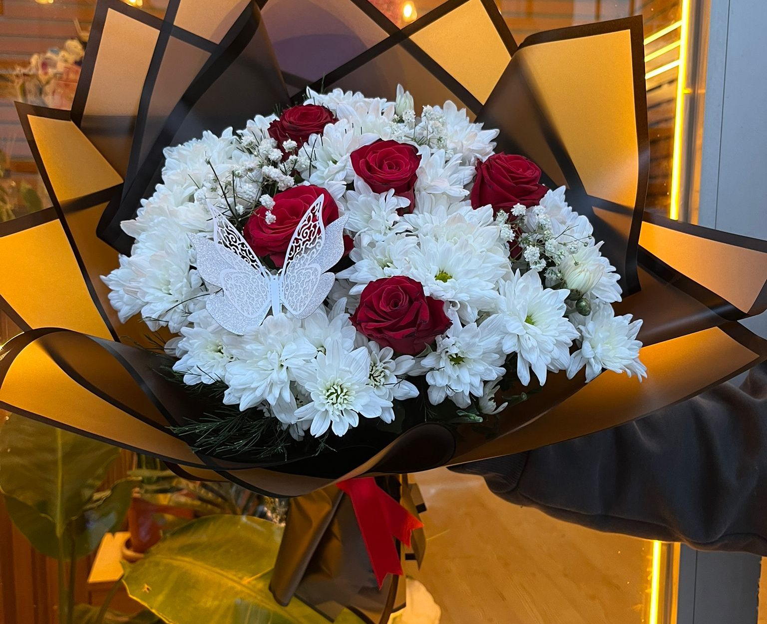 🦋 5 Kırmızı Güllü Beyaz Kasımpatı Buketi – Zarif ve Romantik Tasarım 🤍✨