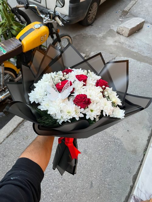 🦋 5 Kırmızı Güllü Beyaz Kasımpatı Buketi – Zarif ve Romantik Tasarım 🤍✨ - Görsel 4