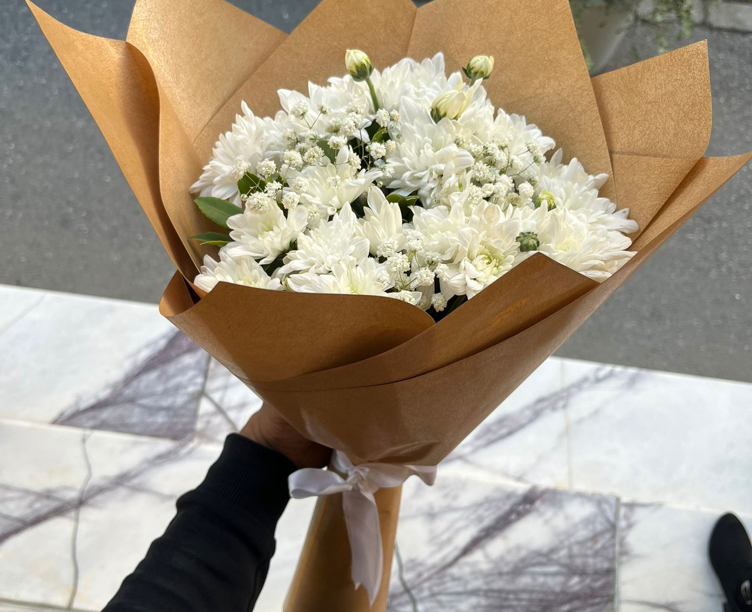 🤍 Orta Boy Beyaz Kasımpatı Buketi – Saflığın ve Zarafetin Simgesi ✨🌿