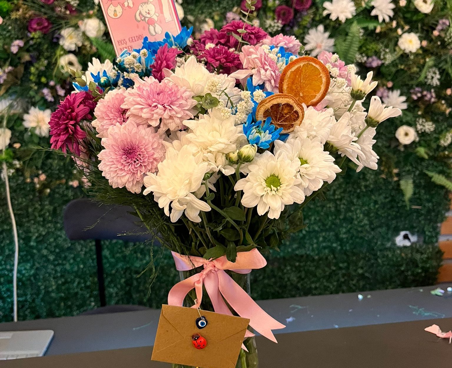 🌸 Cam Vazoda 20 Dal Renkli Kasımpatı Aranjmanı 🌸✨
