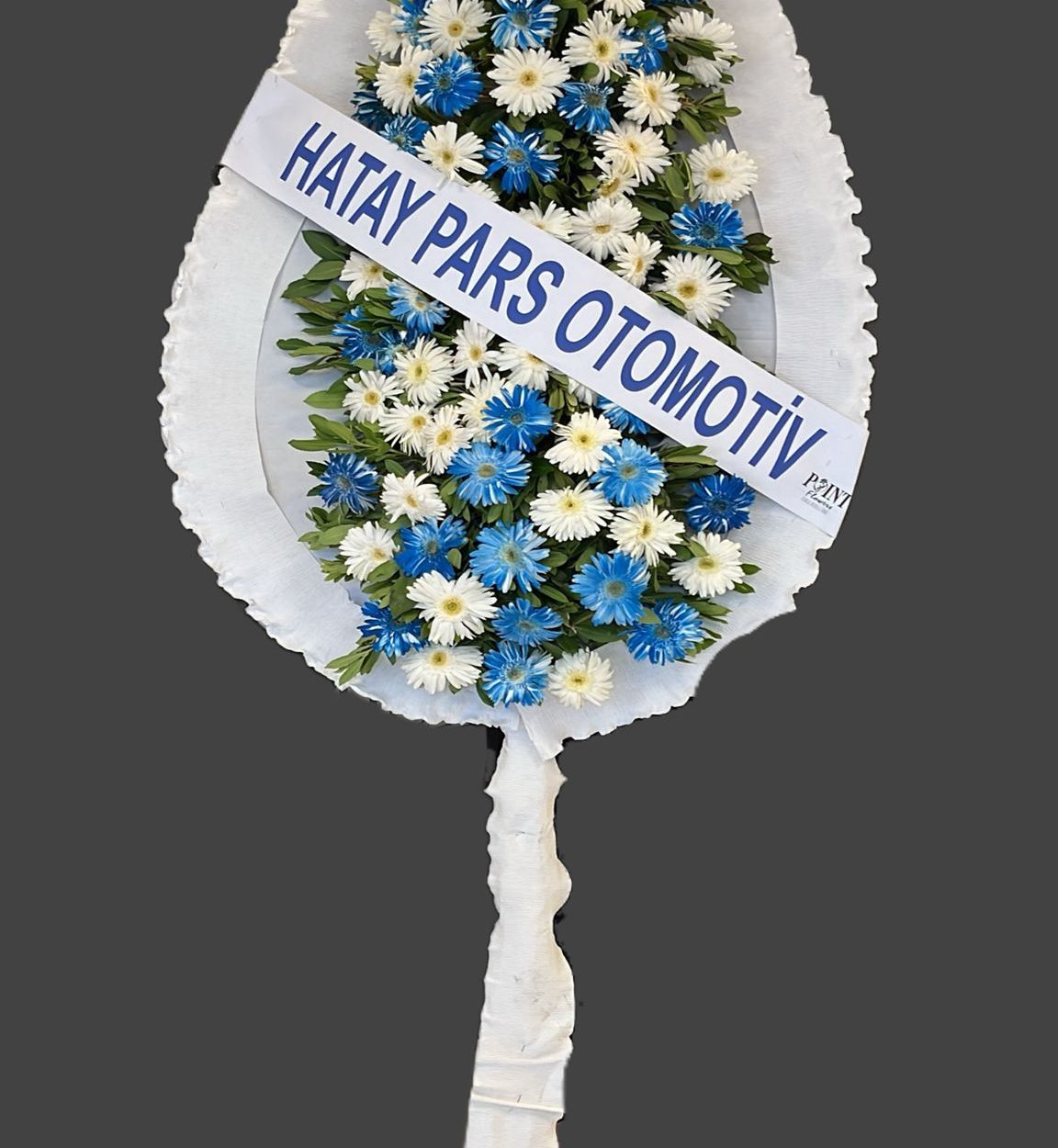 💙🤍 Mavi Beyaz Gerbera Canlı Çelenk – Açılış ve Düğünlerin Şık Çiçek Aranjmanı 💙🤍