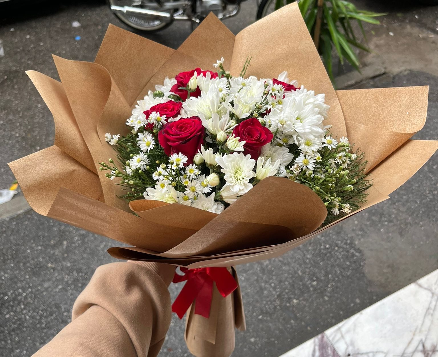 🌹 Kır Papatyalı ve  Kırmızı Güllü Zarif Buket 💐