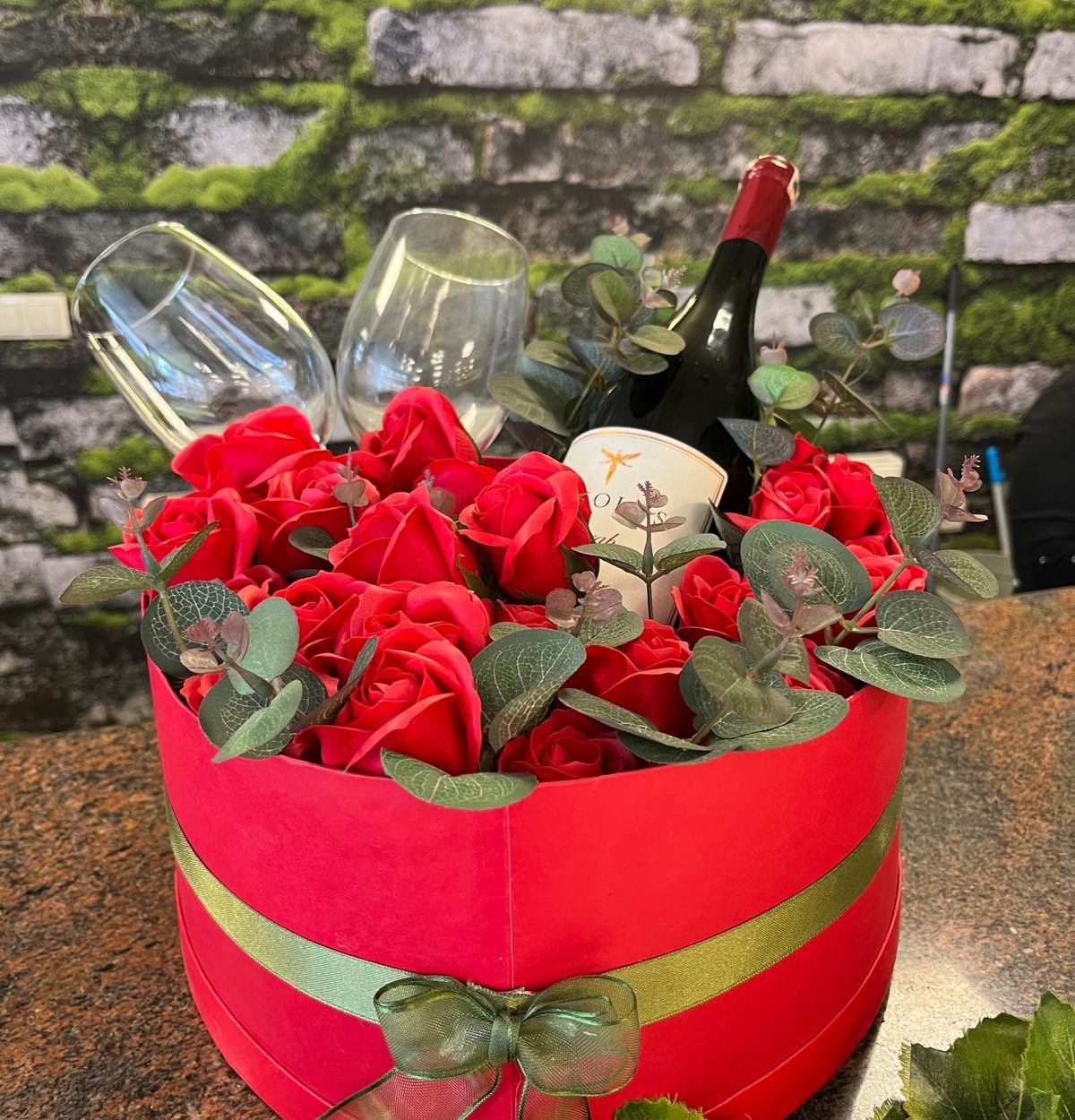 🍷 Kırmızı Kalp Kutuda Şarap & Gül Aşk Seti ❤️🌹