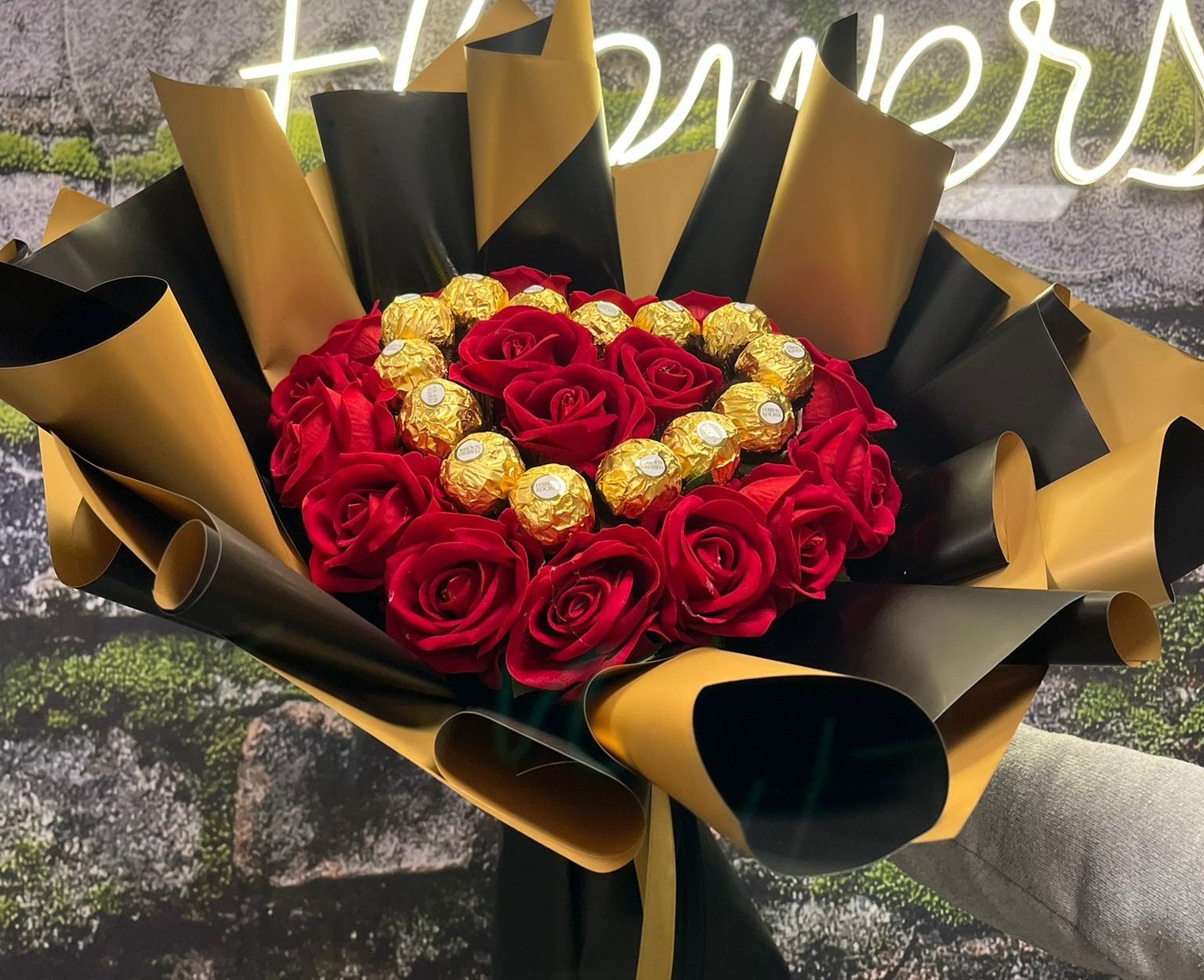 🌹 21 Adet Yapay Kadife Gül ve Ferrero Rocher Kalpli Buket 🍫💛