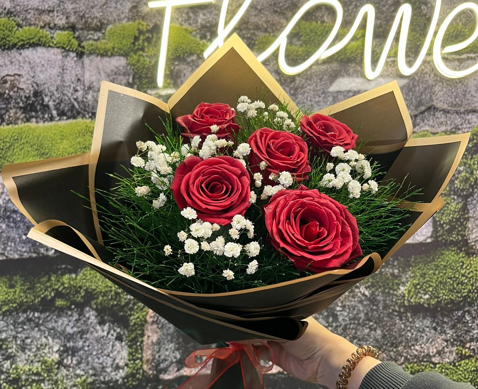 🌹 5’li Kırmızı Gül ve Cipso Buketi 🖤✨