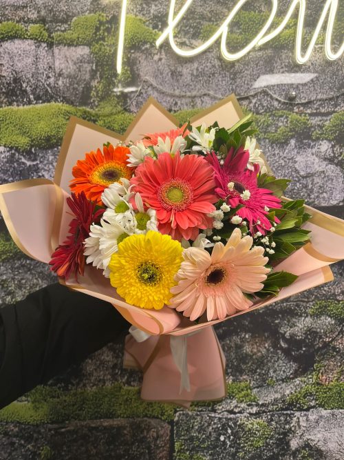 🌼 Orta Boy Renkli Gerbera ve Beyaz Papatya Buketi 💗🤍💛 - Görsel 1