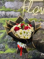 Siyah Ambalajda Beyaz Papatya ve Kırmızı Gül Buketi ❤️