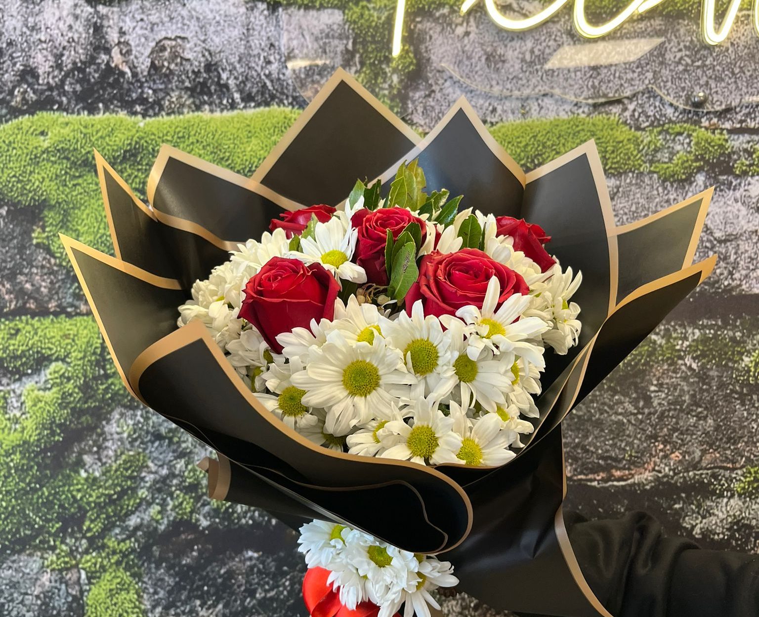 Siyah Ambalajda Beyaz Papatya ve Kırmızı Gül Buketi ❤️