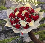 🌹 Kırmızı Beyaz Aşk Buketi – 41 Adet Gül Zarafeti 💫