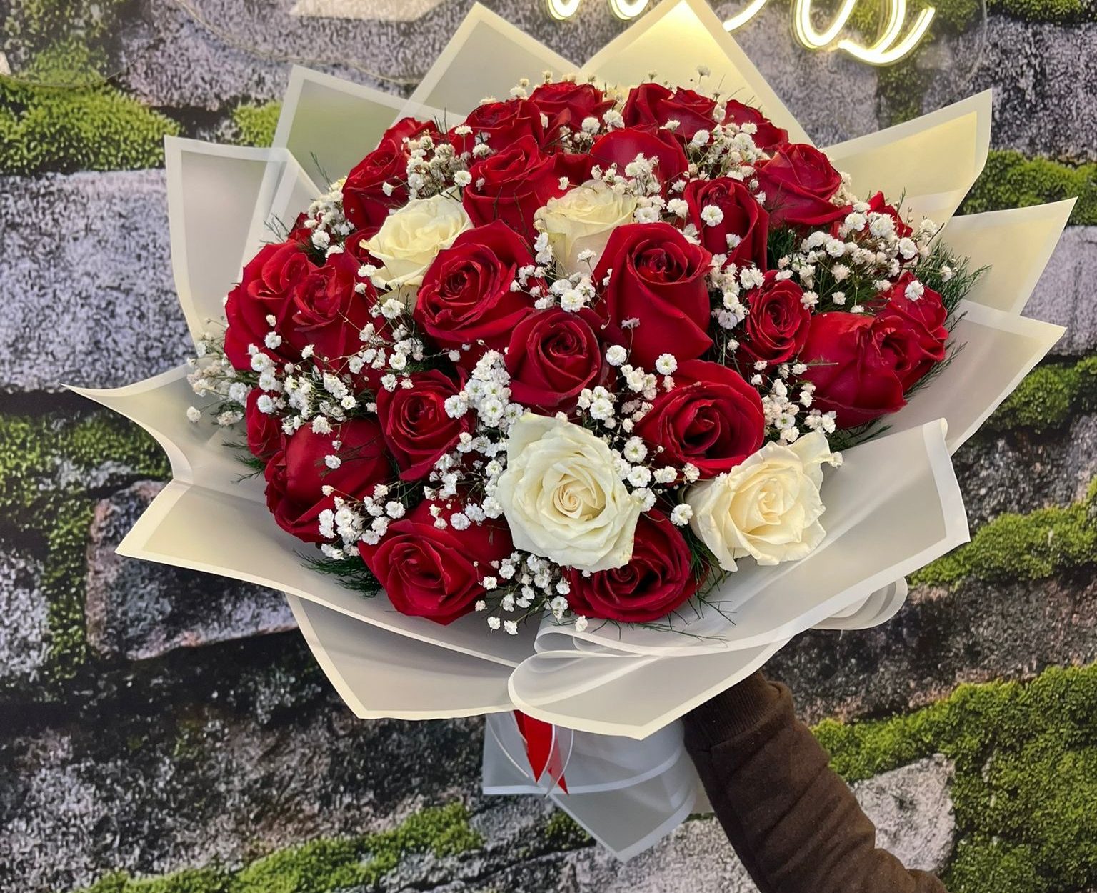 🌹 Kırmızı Beyaz Aşk Buketi – 41 Adet Gül Zarafeti 💫