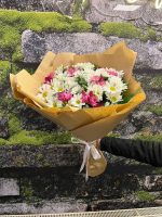 Kraft Kağıtta Beyaz Papatya ve Pembe Frezya Buketi 💐