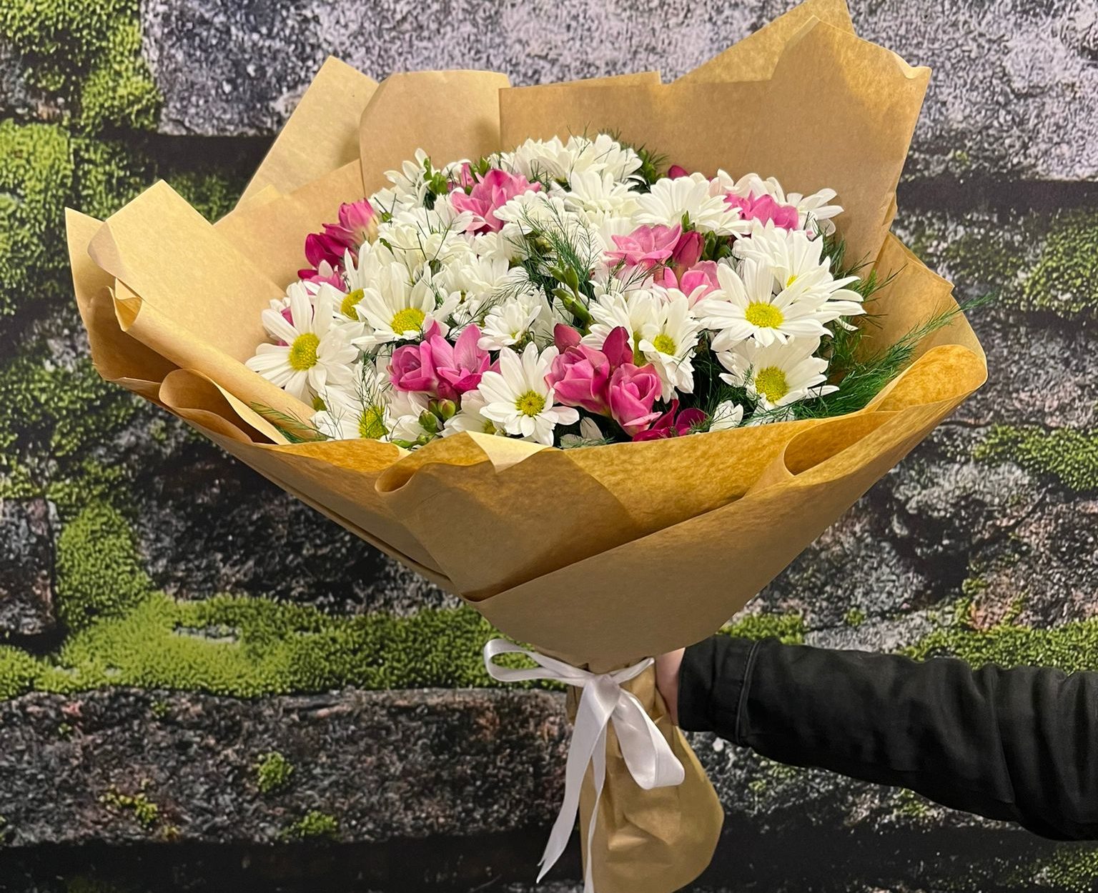 Kraft Kağıtta Beyaz Papatya ve Pembe Frezya Buketi 💐