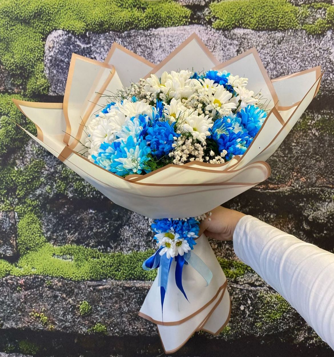 💙 Mavi Beyaz Papatya Buketi – Saflığın ve Huzurun Buluşması 🤍