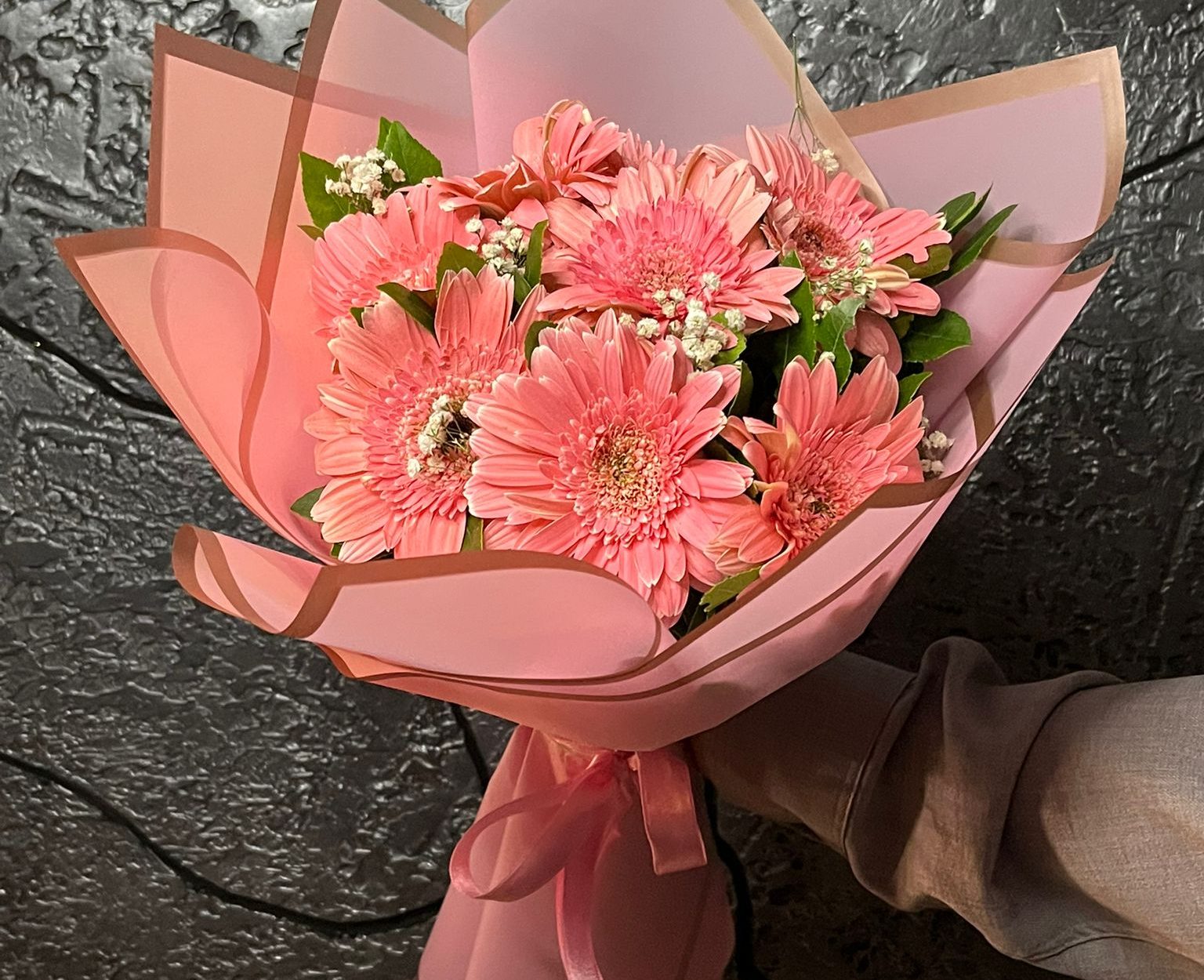 🌸 Pembe Gerbera Buketi – Zarif ve Canlı Orta Boy Buket 💖