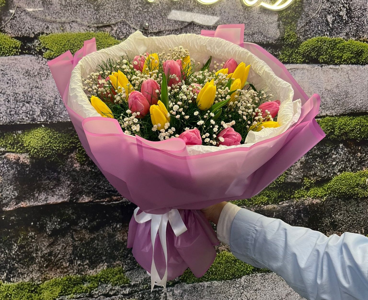 🌷 Pembe Sarı Lale Buketi – Neşenin ve Zarafetin Renkli Uyumu 💛💗