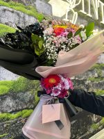 MEGA BOY Senden Önce Senden Sonra Buketi 🌹🖤 Renkli ve Cesur Tasarım - Görsel 3