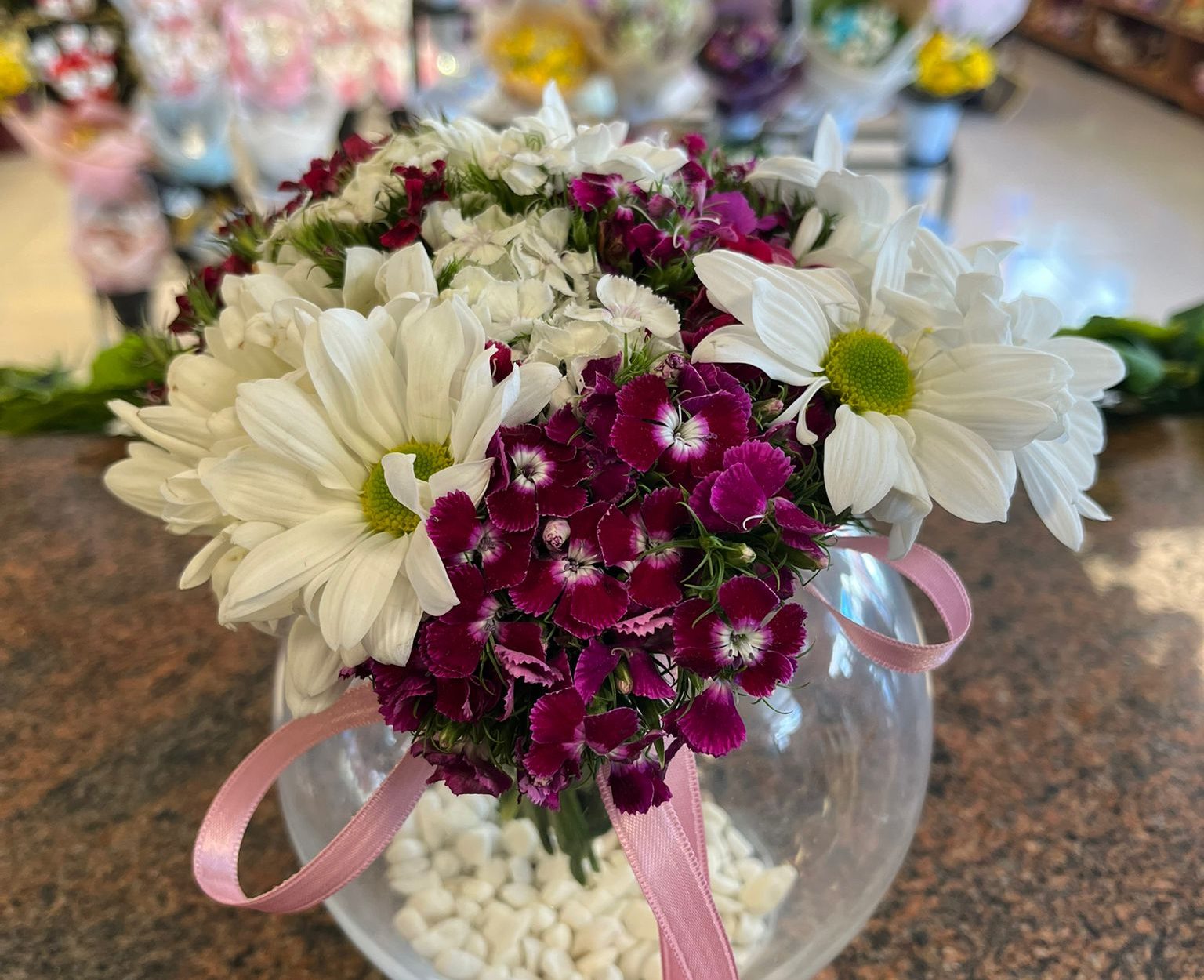 Cam Fanusta  Hüsnü Yusuf Papatya Aranjmanı