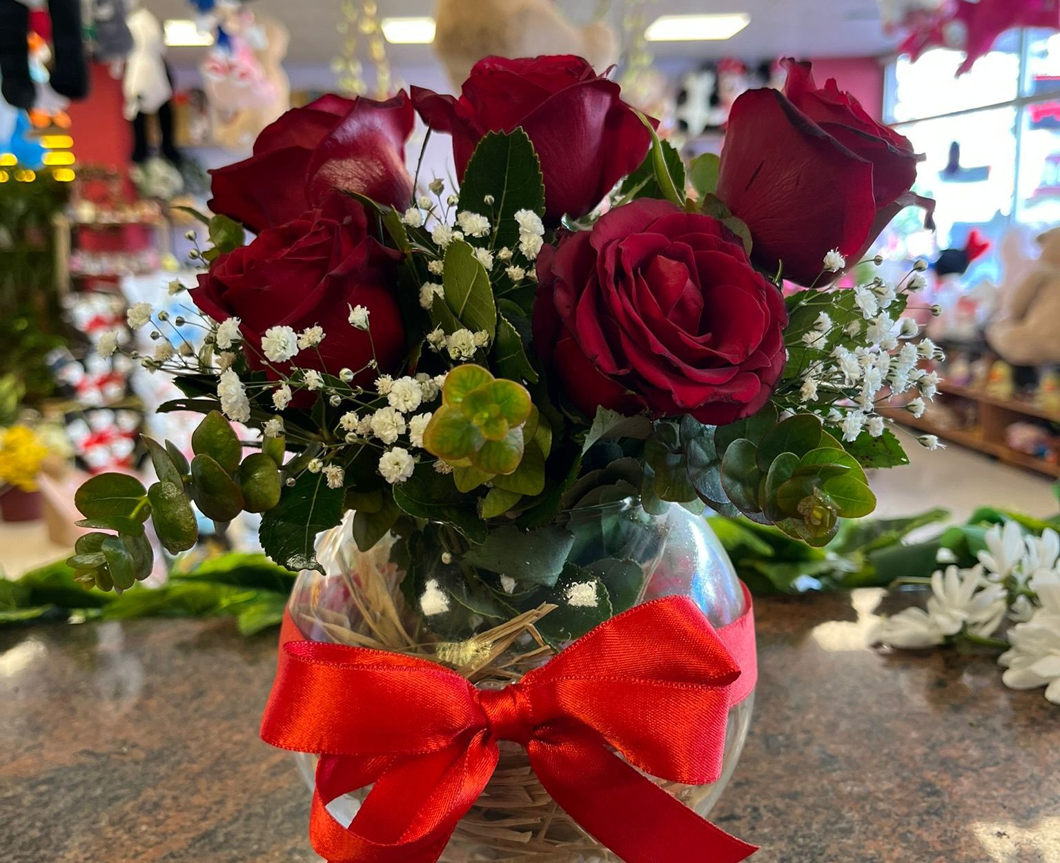 Cam Fanusta 5'Li Kırmızı Gül ve Okaliptus Aranjmanı ❤️