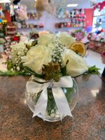 Cam Fanusta Beyaz Gül ve Okaliptus Aranjmanı 🤍