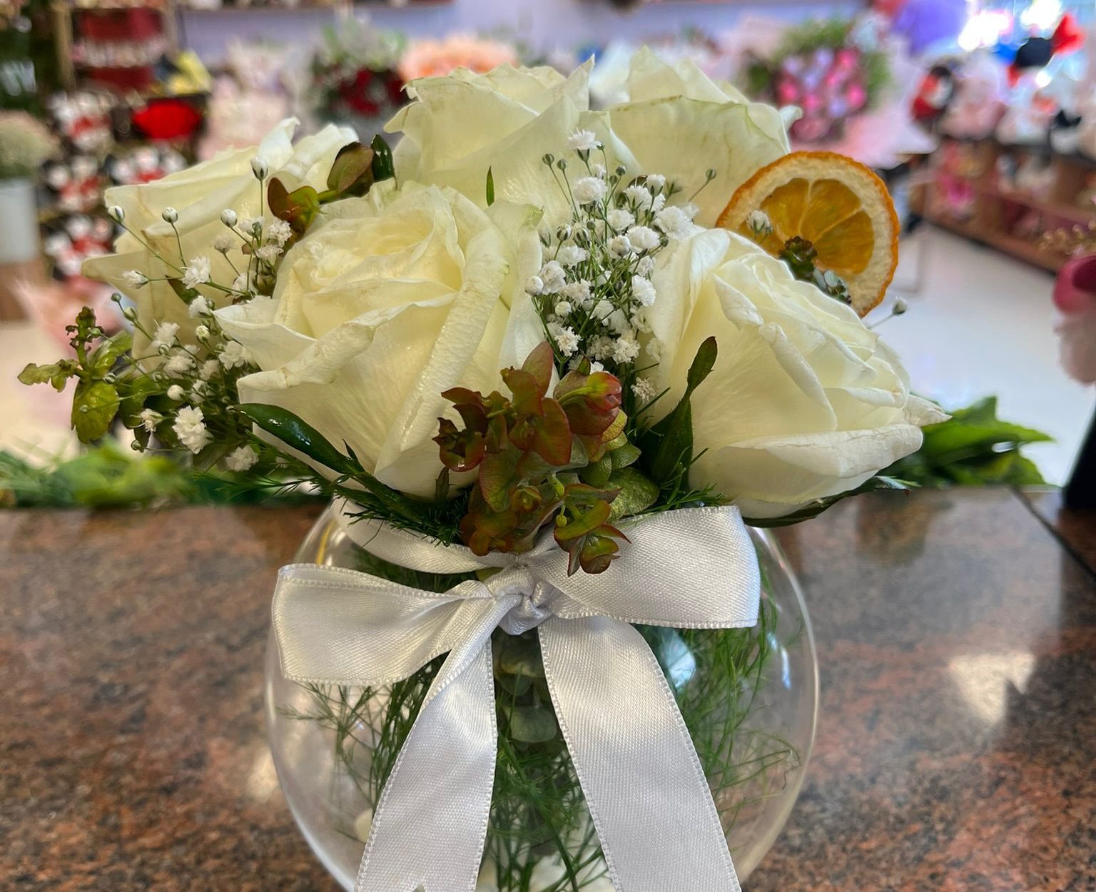 Cam Fanusta Beyaz Gül ve Okaliptus Aranjmanı 🤍