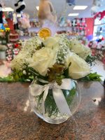 Cam Fanusta 7'Lİ Beyaz Gül ve Okaliptus Aranjmanı