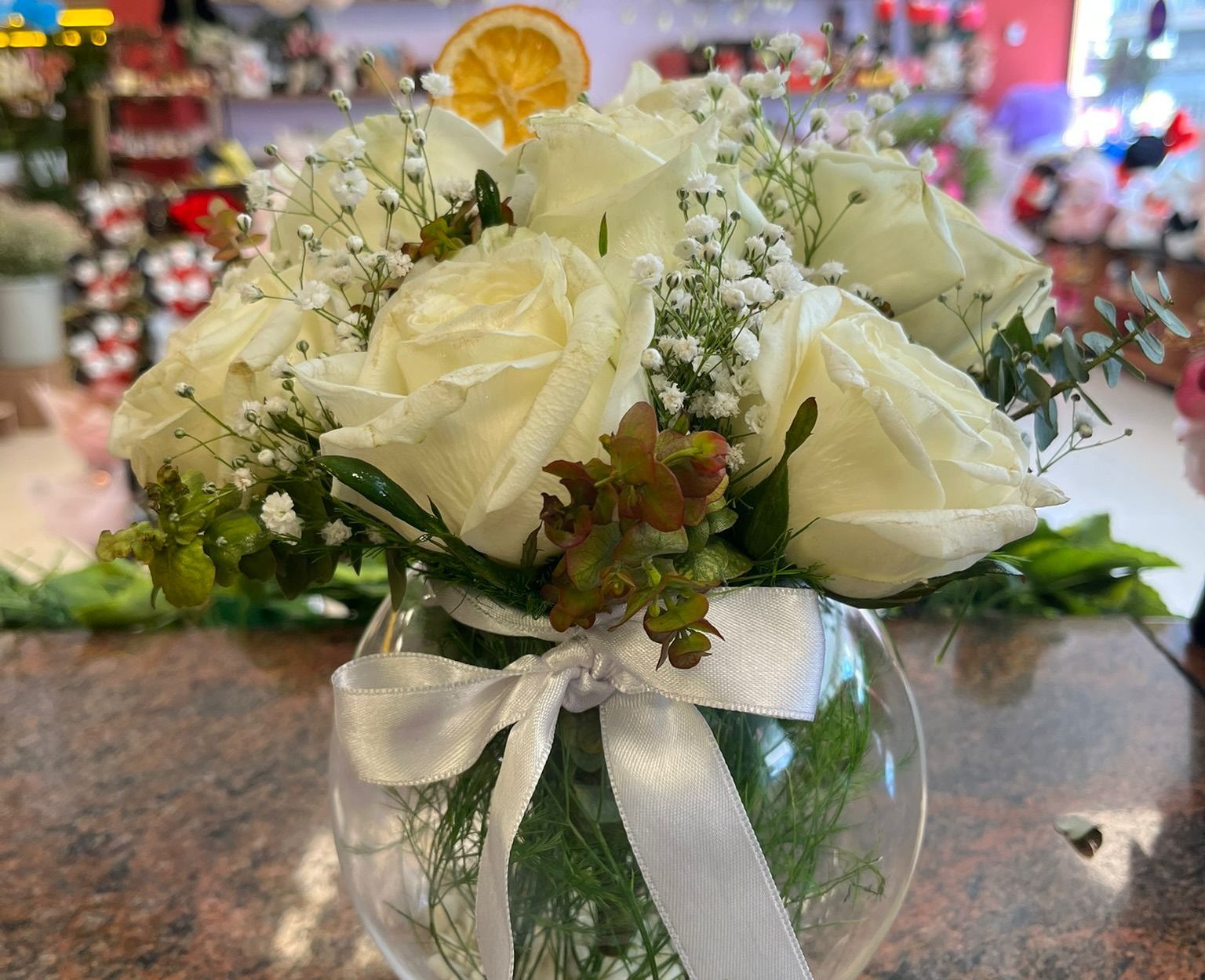 Cam Fanusta 7'Lİ Beyaz Gül ve Okaliptus Aranjmanı