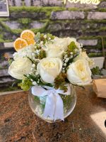 Cam Fanusta 9'Lu Beyaz Gül ve Okaliptus Aranjmanı 🤍