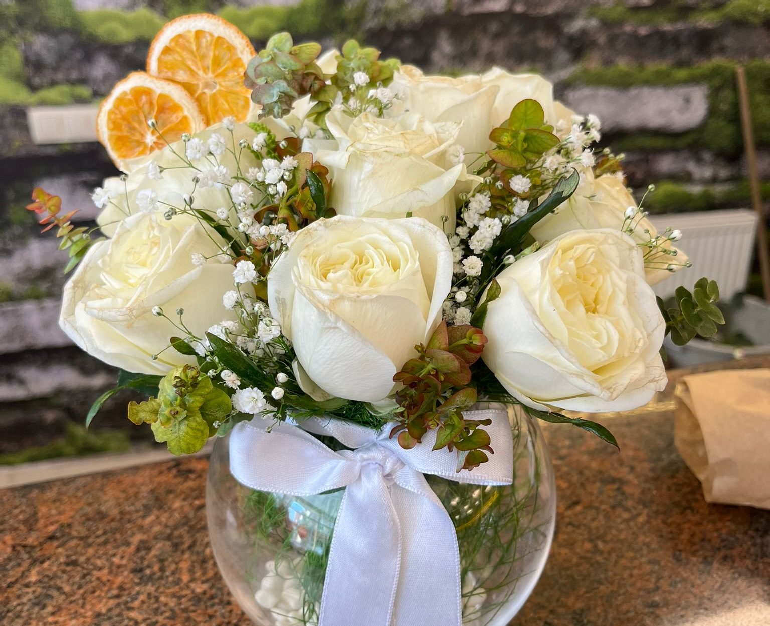 Cam Fanusta 9'Lu Beyaz Gül ve Okaliptus Aranjmanı 🤍