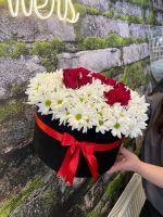 Baş Harfli Kırmızı Gül ve Beyaz Papatya Kadife Kutu Aranjman 🌼 - Görsel 3