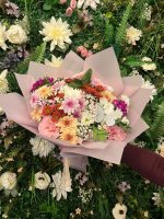 Kelebekli Mix Buket 💐 Renkli Kasımpatı, Hüsnü Yusuf ve Papatya Uyumu - Görsel 4