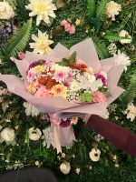 Kelebekli Mix Buket 💐 Renkli Kasımpatı, Hüsnü Yusuf ve Papatya Uyumu