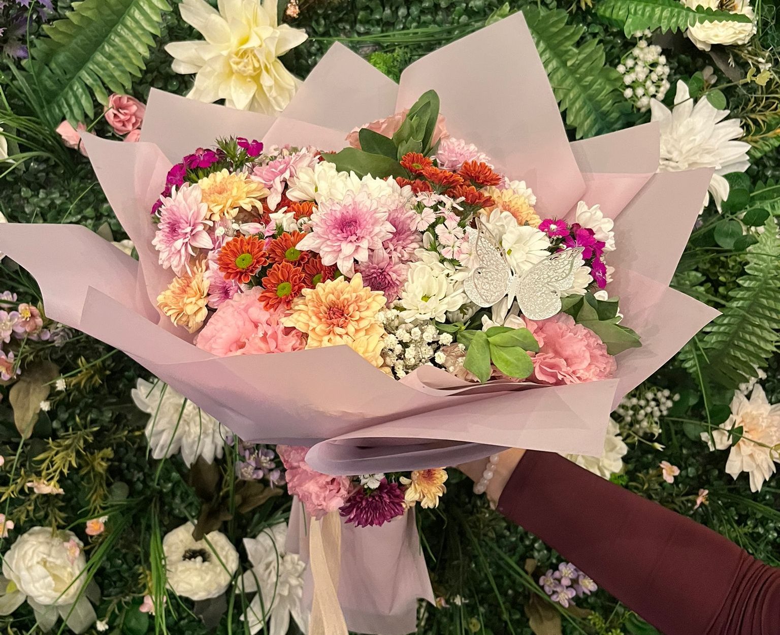 Kelebekli Mix Buket 💐 Renkli Kasımpatı, Hüsnü Yusuf ve Papatya Uyumu