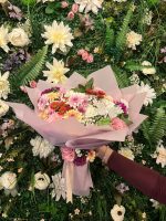 Kelebekli Mix Buket 💐 Renkli Kasımpatı, Hüsnü Yusuf ve Papatya Uyumu - Görsel 3