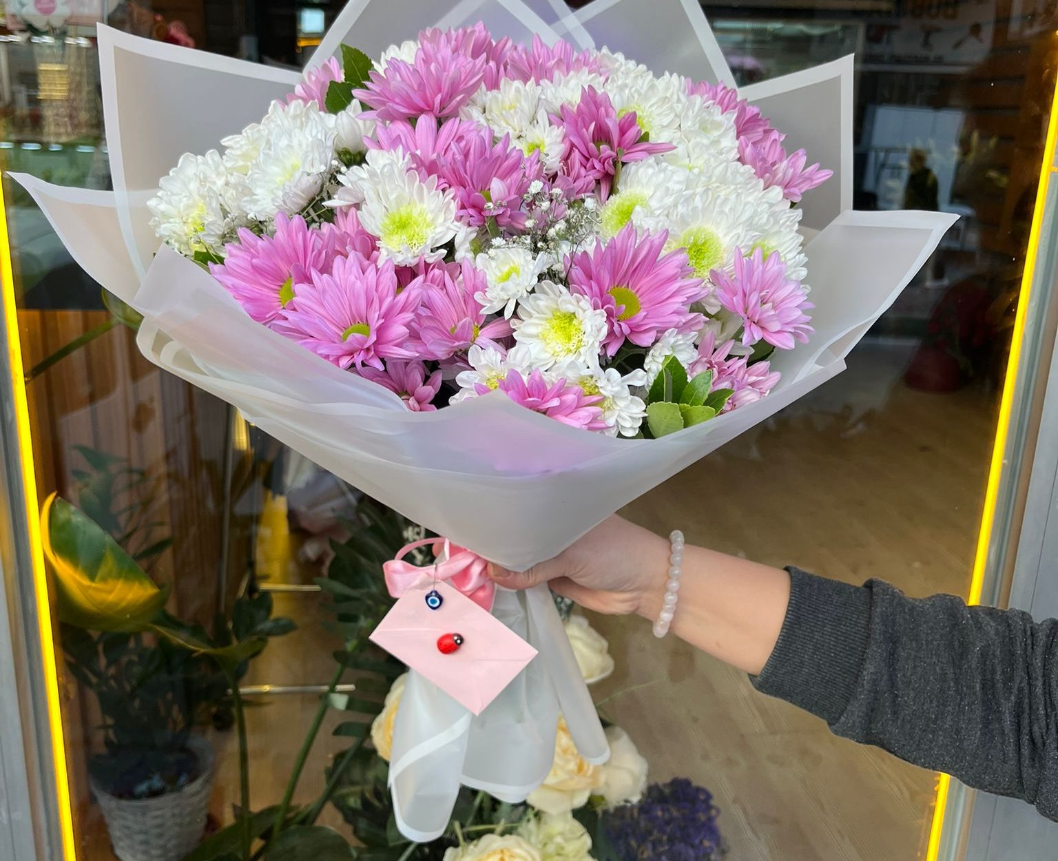 Soft Papatya Buketi 🌸 Beyaz Şeffaf Kâğıtta Şık ve Zarif Tasarım