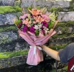 💐 Lila & Pembe Aşk Buketi – Zarafetin Üçgen Formu 🌸✨ - Görsel 2