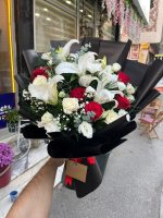 Büyük Boy Siyah Sarım Lilyum&Kırmızı Gül&Beyaz Gül Buketi